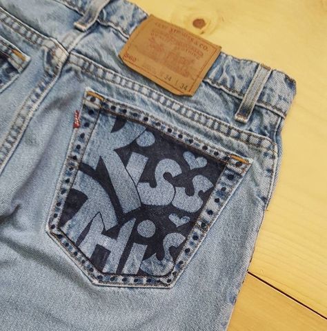 Jeans With Hand Prints, Cool Jean Designs, Black Painted Jeans, Pants With Drawings On Them, Things To Draw On Jeans, Cool Jeans Design, Back Pocket Painting Jeans, Bleach Pants Design, Writing On Jeans