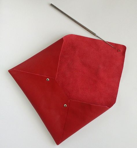 Leather Envelope Pattern, Leather Purses Diy, Diy Leather Envelope Clutch, Diy Leather Envelope, Envelope Clutch Pattern, Leather Flower Tutorial, Leather Envelope Clutch, Envelope Pattern, Fabric Envelope