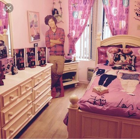 2014 One Direction Aesthetic, 2010s Room, 2014 One Direction, 2013 One Direction, 2014 Bedroom, One Direction Bedroom, 2016 Bedroom, One Direction Room, One Direction Merch