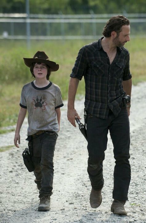 Rick and Carl on the prison Twd Cursed, Carl E Enid, Carl The Walking Dead, Rick And Carl, Twd Funny, Twd Memes, Walking Dead Funny, Walking Dead Memes, Walking Dead Cast