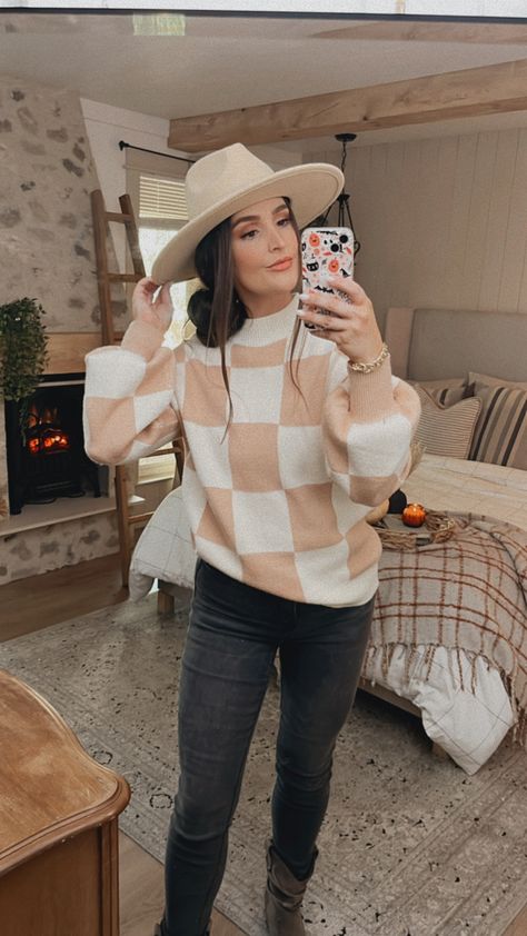 checkered sweater with hat, fall hat, fall  outfit with loose bun, Checkered Sweater Outfit, Outfits Amazon, Checkered Sweater, Sweater Outfits Fall, Cozy Outfits, Cozy Fall Outfits, Sweater Outfit, Fall Sweater, Cozy Outfit