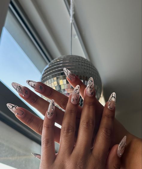 chrome gel x almond nails (@brisxbeauty on instagram) Medium Almond Nails Chrome, White Chrome Acrylic Nails Almond, Long Almond Acrylic Nails Chrome, Almond Nails Silver Chrome, Gel X Almond Nails, Gel X Almond, Nail Art Almond Nails, 3d Silver Chrome Nails, Nail Art Almond