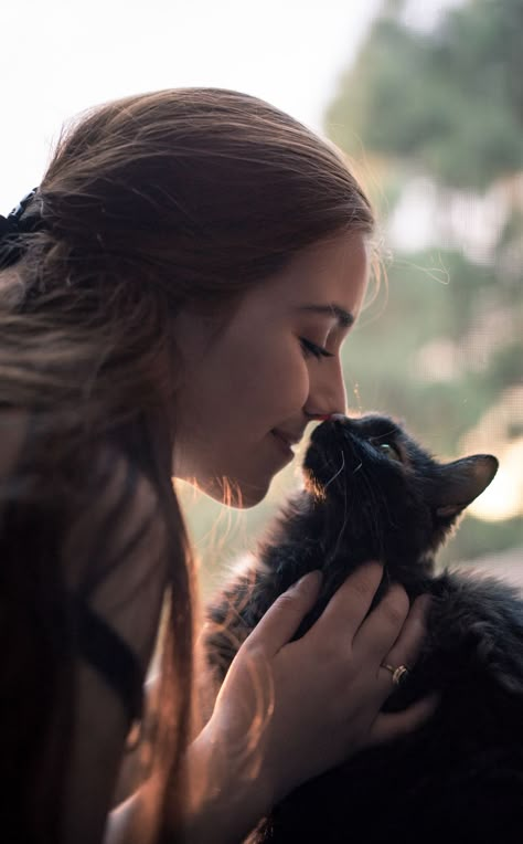 Cute Photos With Cats And Owners, Cat And Me Photoshoot, Cat With Owner Photography, Photo With Cat Ideas, Pose With Cat, Cat Photo Shoot, Cat And Woman, Cat Photoshoot, Pet Photography Poses