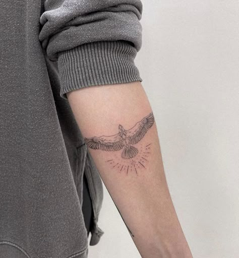 Albatross Tattoo For Women, Minimal Hawk Tattoo, Albatross Tattoo Design, Hawk Tattoo Feminine, Albatross Tattoo, Eagle Tattoo For Women, Beautiful Spine Tattoos, Small Eagle Tattoo, Spine Tattoo Ideas