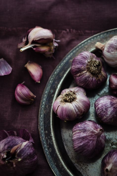 Purple Garlic, Spices Photography, Garlic Head, Fruits And Veggies, Watercolor And Ink, Natural World, Onions, Eggplant, Street Food