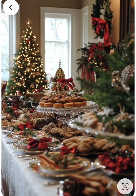 Christmas Breakfast Set Up Ideas, Christmas Food Table Decorations, Buffet Table Decor Christmas, New Year Buffet Table Ideas, Kitchen Island Buffet Set Up Christmas, Holiday Buffet Table, Christmas Buffet Table Food Decorating Ideas, Christmas Table Decor Round Table, Christmas Buffet Set Up