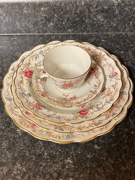 Antique Floral Plates, Cute Dishes Sets Dinnerware, Cute Dishes Sets, Crockery Design, Floral China, Vintage Dishware, Antique Dishes, Handmade Plates, China Dishes