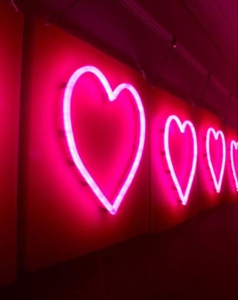 Corazones Lizzie Hearts, Catty Noir, Neon Aesthetic, Pink Vibes, Photo Wall Collage, Neon Art, Everything Pink, Pink Walls, Pink Love