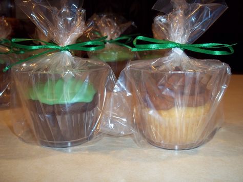 Cute way to individually wrap cupcakes! Cupcakes In A Cup, Cupcakes For Sale, Pinterest Pretty, Bake Sale Packaging, Food Decorations, Spongebob Birthday, Diy Cupcakes, Football Stuff, How To Make Cupcakes