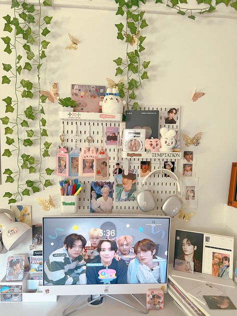 Txt Room Decor Ideas, Txt Room Aesthetic, Txt Dorm, Kpop Gaming Setup, Txt Room Ideas, Txt Room Decor Aesthetic, Txt Room Decor, Txt Room, Desk Inspo Aesthetic