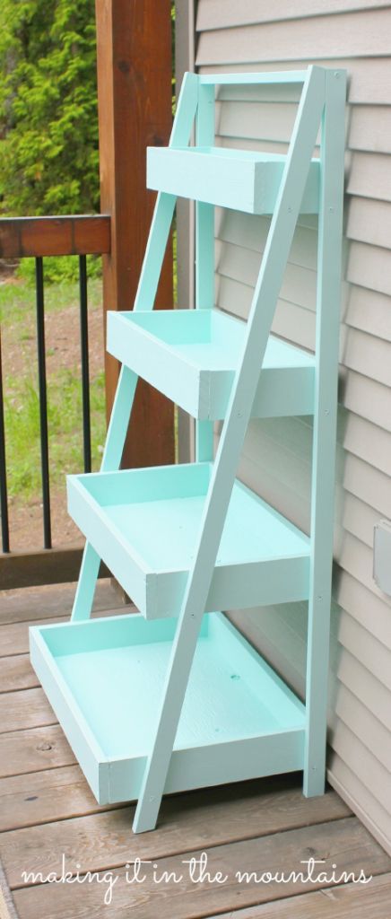 Beautiful DIY Ladder Shelf tutorial by Making it in the Mountains Diy Ladder Shelf, Diy Ladder, نباتات منزلية, Ladder Shelf, Kraf Diy, Diy Shelves, Book Shelf, Diy Wood Projects, Furniture Projects