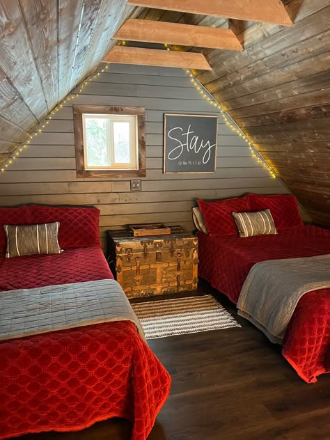 Cabin Loft Ideas Upstairs, Log Cabin Loft Bedroom, Loft Cabin Ideas, Log Cabin Bedrooms Master Suite, Cabin Loft Bedroom Ideas, Cabin Interiors Rustic Decorating Ideas, Tiny Cabin Bedroom, Small Cabin Loft, Cabin Loft Ideas