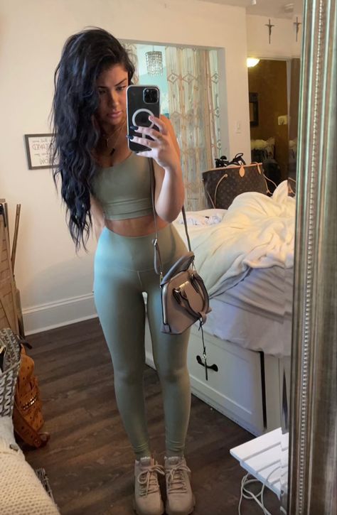 Ulzzang Fashion, Compression Leggings, Gym Outfit, Face Claims, A P, Two Piece Pant Set, Long Hair, Capri Pants, Leather Pants