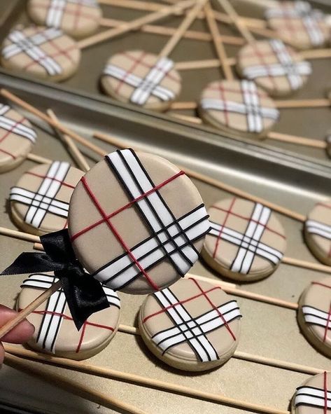 Burberry Cookies Decorated, Cookies Royal Icing Christmas, Burberry Birthday, Icing Christmas Cookies, Christmas Cookies Sugar, Royal Icing Christmas Cookies, Cookies Royal Icing, New Years Cookies, Royal Iced Cookies