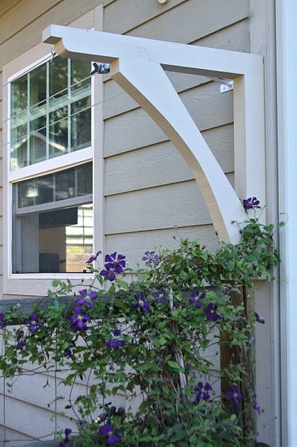 A well hidden clothesline on back of house! from Homestead Revival blog. Smart idea instead of tacky poles in yard Outdoor Clothes Lines, Laundry Line, Laundry Lines, Wooden Trellis, Laundry Drying, Large Yard, Washing Line, Enjoy The Sunshine, Patio Spaces