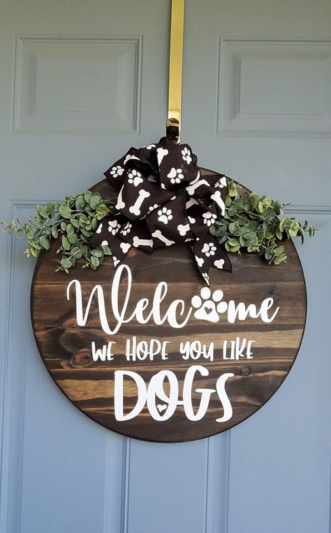 Wreath Door Hanger, Door Signs Diy, Signs Diy, Wooden Wreaths, Round Wood Sign, Closing Gift, Wooden Door Hangers, Wreath Door, Dog Door