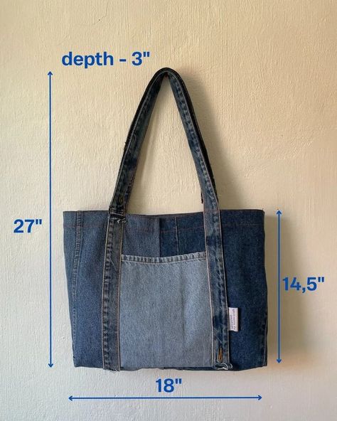 Jeans Tote Bag Diy, Jeans Into Bag, Jean Bags Pattern Ideas, Bag From Jeans, Jeans Bags Ideas, Jeans Projects, Denim Patchwork Bag, Jeans Tote Bag, Jean Patchwork