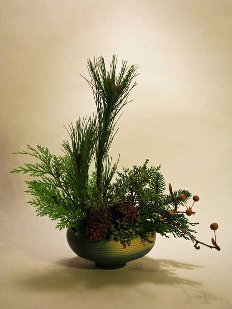 Ikebana using only branch material Holiday Floral Arrangements, Ikebana Sogetsu, Japanese Christmas, Sogetsu Ikebana, Christmas Decorations Centerpiece, Winter Planter, Green Roses, Ikebana Arrangements, Ikebana Flower Arrangement