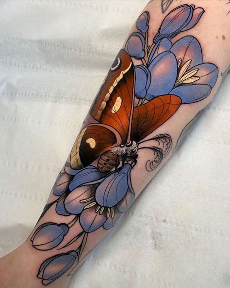 Color Lined Tattoos, Big Flowers Tattoo, Big Colorful Tattoos, Bold Color Tattoo, Neotrad Sleeve, Neo Traditional Tattoos Women, Neo Trad Flowers, Neo Traditional Tattoos Flower, Neo Trad Tattoo Design