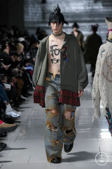 Tagwalk: The Fashion Search Engine Punk Runway, Japanese Punk Fashion, Modern Punk Fashion, Punk Japanese, 80’s Punk, Japanese Punk, Pop Punk Fashion, Japanese Craftsmanship, Punk Culture