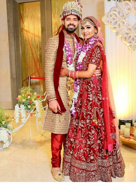 Hindu Wedding Photos Poses, Jaymala Photo, Clojap Photo, Couple Wedding Dress Indian Hindu, New Dulhan Pose, Hindu Wedding Photos, Marriage Poses, शादी की तस्वीरें, Asian Inspired Wedding