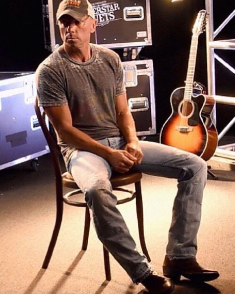 Kenny Chesney Concert Outfit, Kenny Chesney Videos, Kenny Chesney Tour, Kenny Chesney Quotes, Kenny Chesney Concert, Kenney Chesney, Male Country Singers, No Shoes Nation, Kenny Chesney