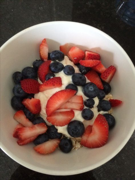 Yogurt And Fruit Bowl, Blueberry And Strawberry, Strawberries And Blueberries, Fruit Snack, Healthy Food Dishes, Makanan Diet, Food Carving, Healthy Food Motivation, Think Food