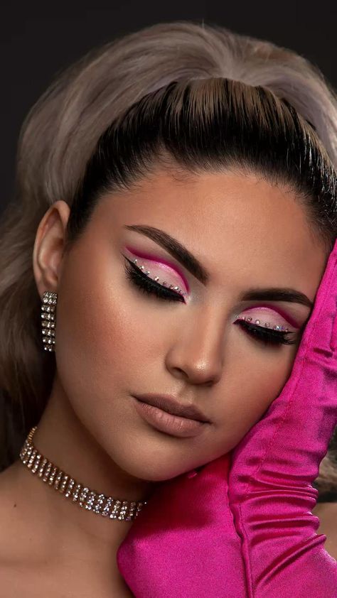 Magenta Pink Makeup Looks, Fucsia Makeup, Color Fucsia, Magenta Dress, Bold Eyes, Dress Makeup, Makati, Prom Makeup, Maquillaje De Ojos