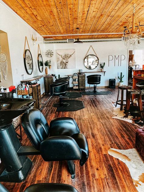 Boho Western Salon Decor, Boho Western Esthetician Room, Small Salon Boutique Ideas, Boho Rustic Salon Ideas, Rustic Beauty Salon Ideas, Western Salon Ideas, Boho Barbershop, Farmhouse Hair Salon Rustic, Western Lash Room