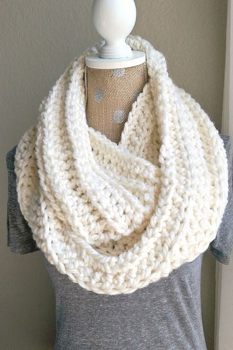 Chunky Scarf Pattern, Crochet Infinity Scarf Free Pattern, Bulky Yarn Crochet, Chunky Crochet Scarf, Crochet Infinity Scarf Pattern, Bulky Scarf, Zig Zag Crochet, Infinity Scarfs, Infinity Scarf Pattern