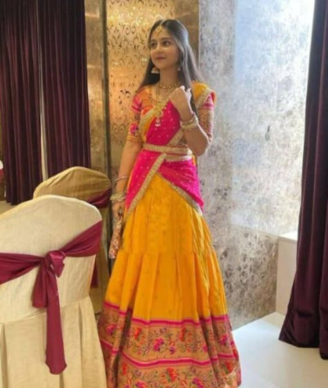 Lehenga Zari Choli soie kanjivaram non cousue entièrement dupatta et fête de la georgette indienne Voni Wear mariage Bollywood South Vêtements lourds organza Zari Lehanga en soie Kanjiveram avec chemisier et duppta brodé Tissu du top : soie Tissu du bas : soie Tissu Dupatta : organza Type d'ensemble : Choli Tailles : Non cousu (tour de taille Lehenga : 42 pouces, tour de taille Lehenga : 44 pouces) Pays d'origine : Inde Half Saree Designs South Indian, Silk Half Saree, Wedding Bollywood, Saree Function, Half Saree Function, Heavy Clothing, Lehenga Saree Design, Sari Design, Long Gown Design