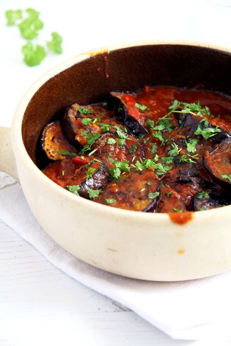 eggplants tomato sauce Eggplants in Tomato Sauce Vegan Eggplant, Vegan Stew, Vegan Meat, Winter Inspo, Keto Recipes Dinner, Eggplant Recipes, Tomato Recipes, Middle Eastern Recipes, Veggie Dishes