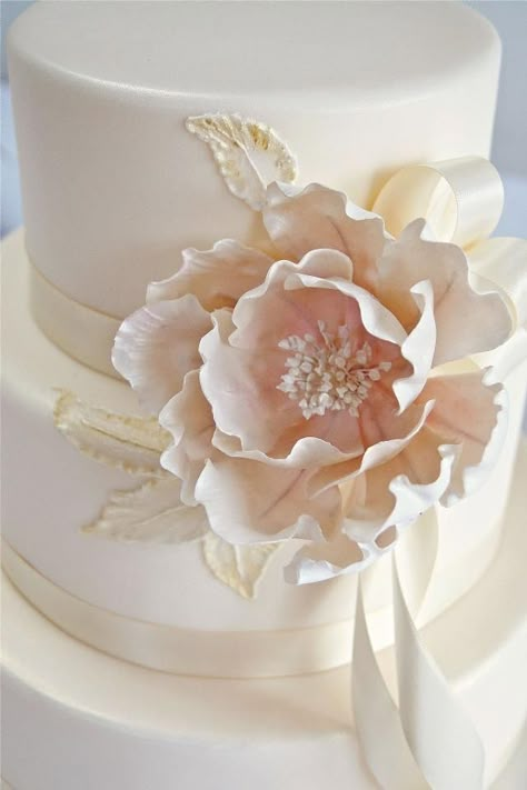 wedding cake Pink And White Weddings, Cupcakes Decorados, Classic Wedding Cake, Chocolate Wedding Cake, Amazing Wedding Cakes, Gum Paste Flowers, Fondant Flowers, White Wedding Cake, Wedding Cake Inspiration