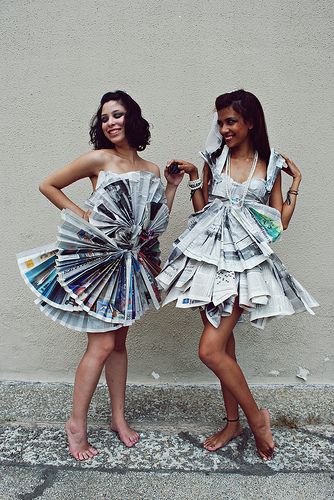 News paper dresses Paper Dress Fashion, News Paper Dress, Newspaper Fashion, Newspaper Dress, Crazy Dresses, Origami Dress, Paper Clothes, Recycled Dress, Dress Card