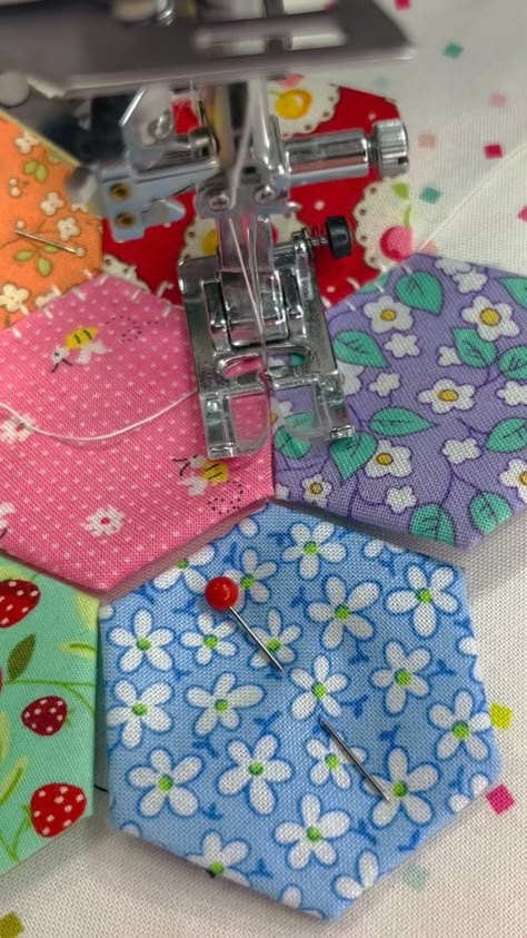 Patchwork Hexagon Ideas, How To Quilt A Hexagon Quilt, How To Sew A Hexagon Quilt, How To Quilt A Hexie Quilt, Hexagon Quilt Tutorial, Flower Garden Hexagon Quilt Pattern, Hexie Quilts Patterns, Projek Menjahit, Hexagon Quilt Pattern