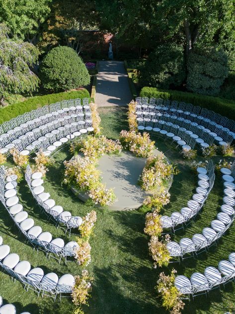 Round Wedding Altar, Circular Seating Wedding, Circular Ceremony Seating, Small Wedding Ceremony Seating, Curved Wedding Aisle, Simple Garden Wedding Reception, Unique Ceremony Seating, Circle Alter Wedding, Circle Ceremony Seating