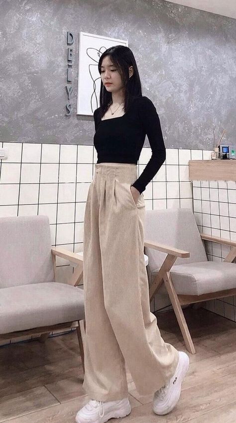 Wide Leg Pants Outfit Korean Style, Korean Beige Pants Outfit, Beige Trousers Outfit Korean, Maong Pants Outfit Women, Korean Trousers Outfit Women, Beige Trouser Outfit Women, Korean Trousers Outfit, Beige Trousers Outfit Casual, Beige Wide Leg Pants Outfit