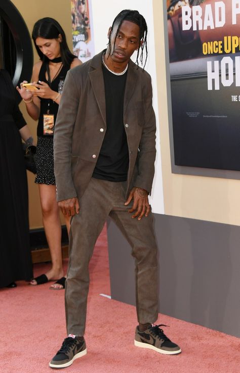 Travis Scott: Officially the most understated leather suit ever worn to a movie premiere in LA. Travis Scott Suit, Travis Scott 1, Travis Scott Outfits, Travis Scott Fashion, Travis Scott Concert, Custom Air Jordan 1, Leather Suit, Best Dressed Man, Yellow Shirts