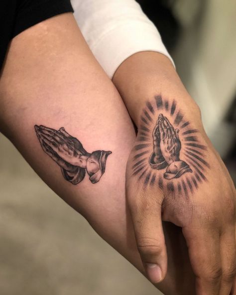 Traditional Chicano Tattoos, Natur Tattoo Arm, Art Chicano, Thumb Tattoos, Praying Hands Tattoo, Knuckle Tattoos, Jesus Tattoo, Religious Tattoos, Small Hand Tattoos