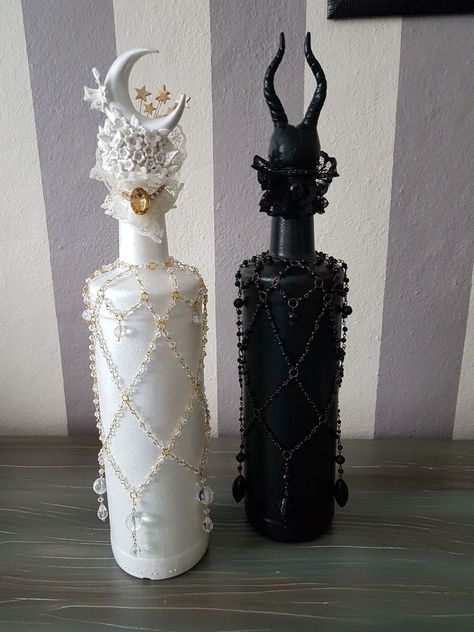 Diy Witch Bottles, Gothic Bottles Diy, Fairy Bottles Diy, Repurposed Bottles, Altered Jars, Handmade Halloween Decorations, Unique Wreaths, Halloween Potion Bottles, Halloween Bottles