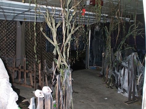 Garage Haunted House, Garage Halloween Party, Bayou Party, Voodoo Swamp, Haunted Garage, Swamp Theme, Halloween Entryway, Halloween Garage, Haunted Trail