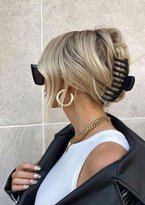 Hair Clip Hairstyles, Trendy We Fryzurach, Clip Hairstyles, Head Hair, Hair Claws & Clips, Cool Haircuts, Aesthetic Hair, Hairstyles Haircuts, Claw Clip