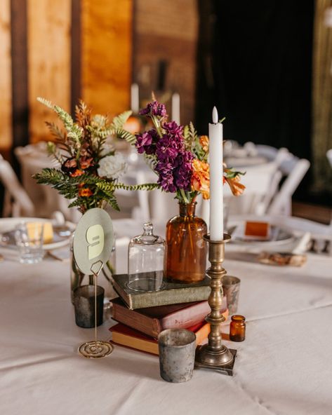 Cool Wedding Centerpieces, Simple Vintage Centerpieces, Antique Wedding Centerpiece Ideas, Vintage Style Centerpieces, Vintage Farmhouse Wedding Decor, Old Book Wedding Decor, Antiques Wedding Decor, Thrifted Wedding Vases, Vintage Guest Book Table For Wedding