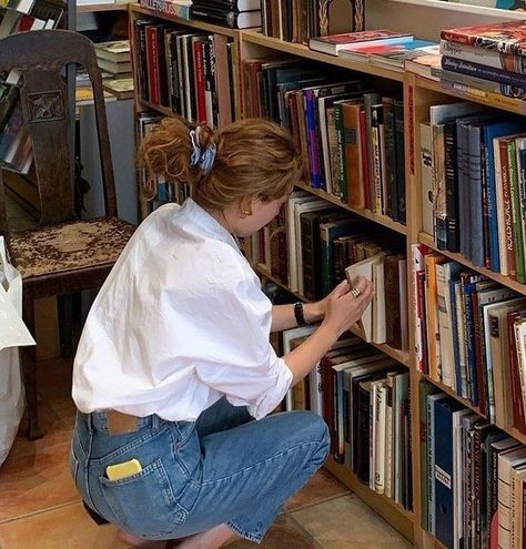 Shoes Aesthetic, Living In London, Mode Inspo, How To Pose, 가을 패션, Looks Vintage, Book Aesthetic, Aesthetic Photography, Bookstore