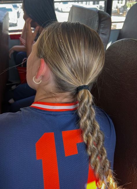 Softball Hairstyles: Trendy Looks for Game Day and Practice 16 Cute Volleyball Hairstyles, Cute Sporty Hairstyles, Volleyball Hairstyles For Long Hair, Soccer Hairstyles, Volleyball Hair, Soccer Hair, Track Hairstyles, Preppy Hairstyles, Basketball Hairstyles