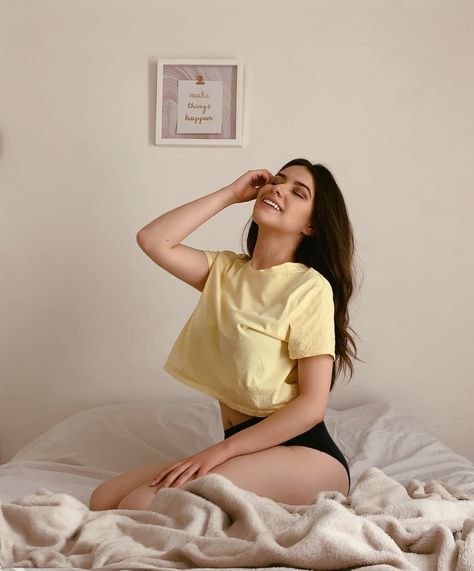 #bedroom #aesthetic #beauty #photography #photo  #room Pose For Bedroom Shoot, Bedroom Selfie Ideas, Bedroom Poses Ideas, Room Poses Instagram, Bedroom Poses, Bedroom Photoshoot, Shoots Ideas, Comic Design, Bra Photos