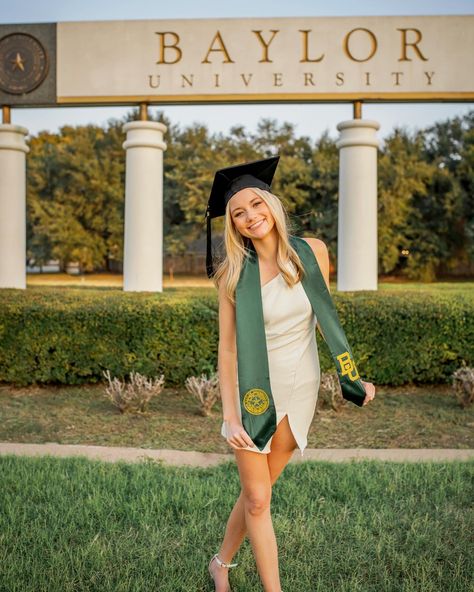 Baylor Graduation Pictures, Grad Photo Poses, Baylor Graduation, Sac State, Cap And Gown Photos, Graduation Pic Ideas, Graduation Pic, College Graduation Pictures Poses, College Graduation Photos