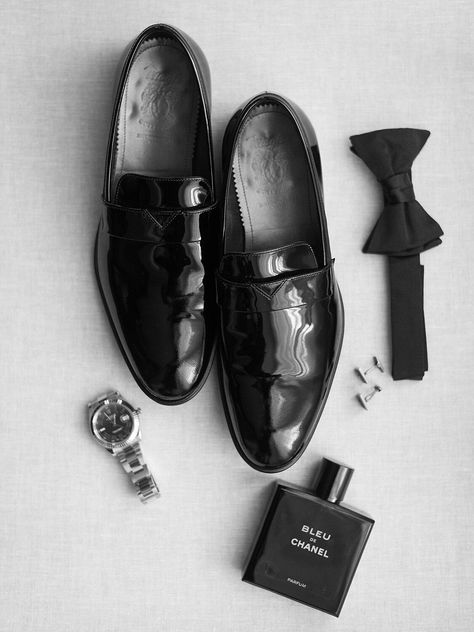 Groom's classic details for NY wedding with Asher Gardner Photography  #bleubychanel #groomsdetails #ohekacastlewedding Wedding Venue Details, Men Wedding Shoes Grooms, Grooms Details, Pale Pink Bridesmaids, Oheka Castle Wedding, Pink Bridesmaid Gowns, Marriage Photoshoot, Groom Prep, Castle Weddings