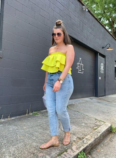 Lime Top Outfit, Top Verde Neon, Mom Fit Jeans Outfits, Crop Top Outfits Casual, Jeans And Top Outfit, Jean Outfit Ideas, Julia Marie, Jeans And Top, Outfits Gorditas