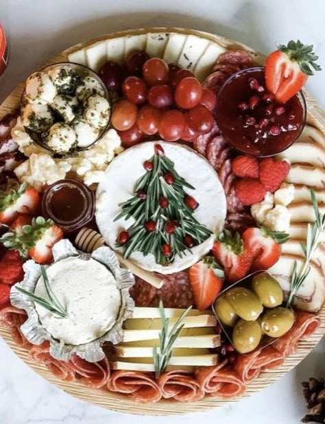 Holiday Meal Planner, Holiday Charcuterie, Christmas Decor Food, Charcuterie Gifts, Baking 101, Christmas Tray, Winter Fruit, Charcuterie Inspiration, Holiday Meal